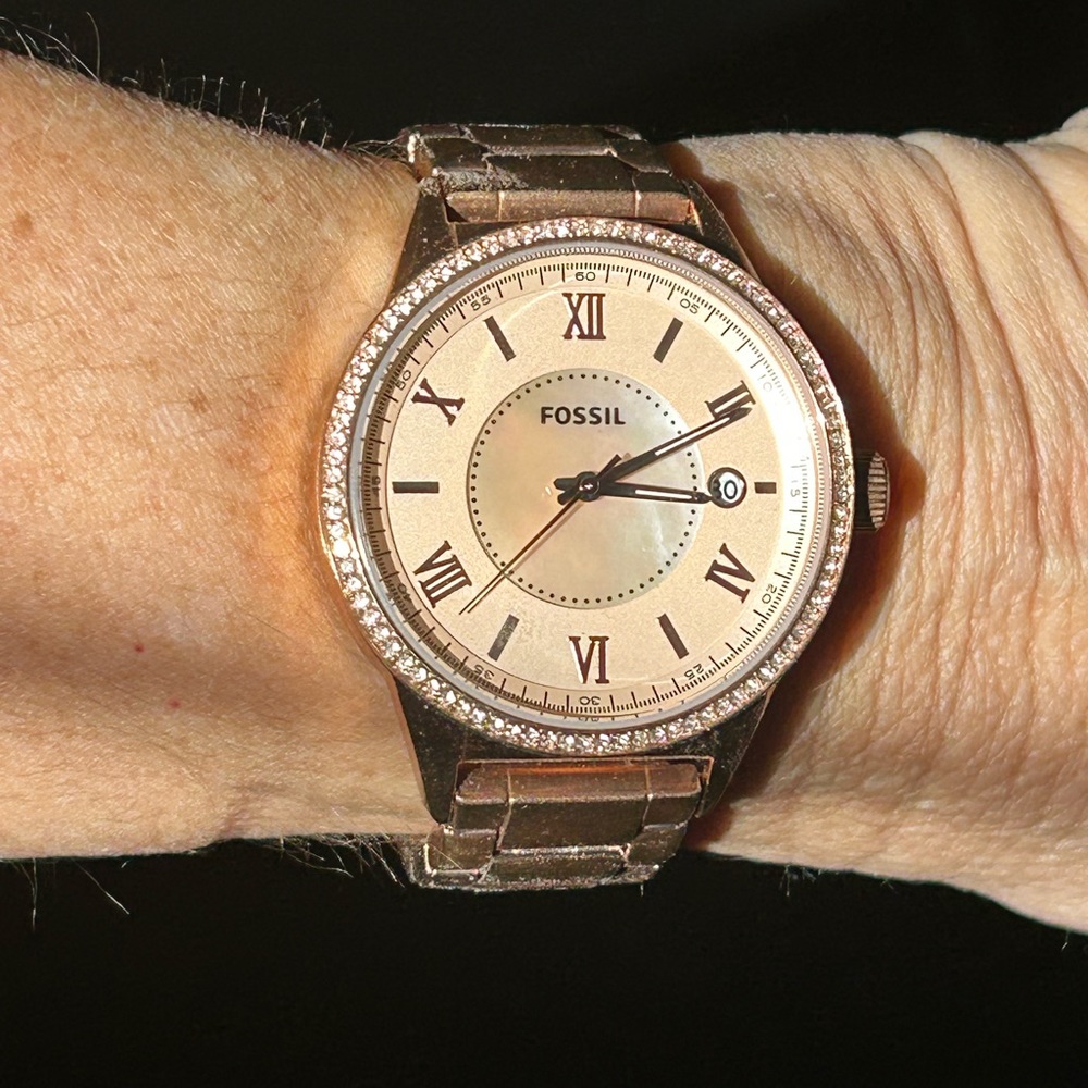 - WOMEN'S ROSE GOLD FOSSIL WATCH - Picture 3 of 6